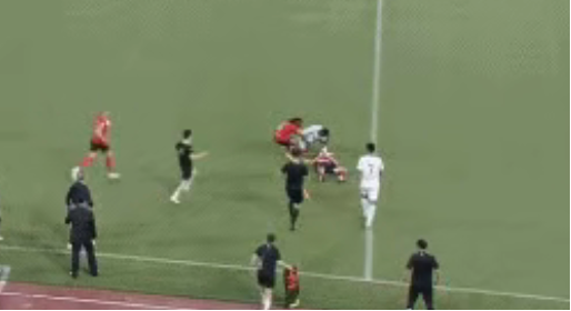 与对方球员, 胡靖突然倒, 泛关注