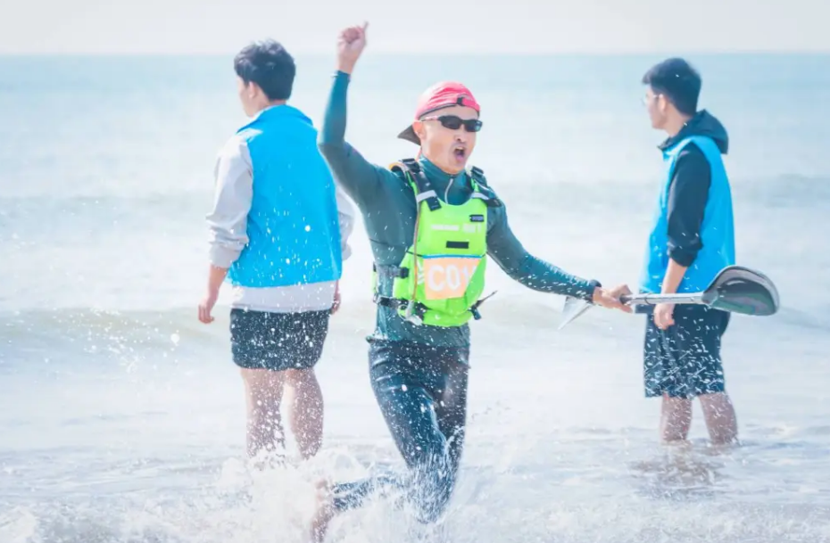 艇海洋, 看着国旗升, 袭扰